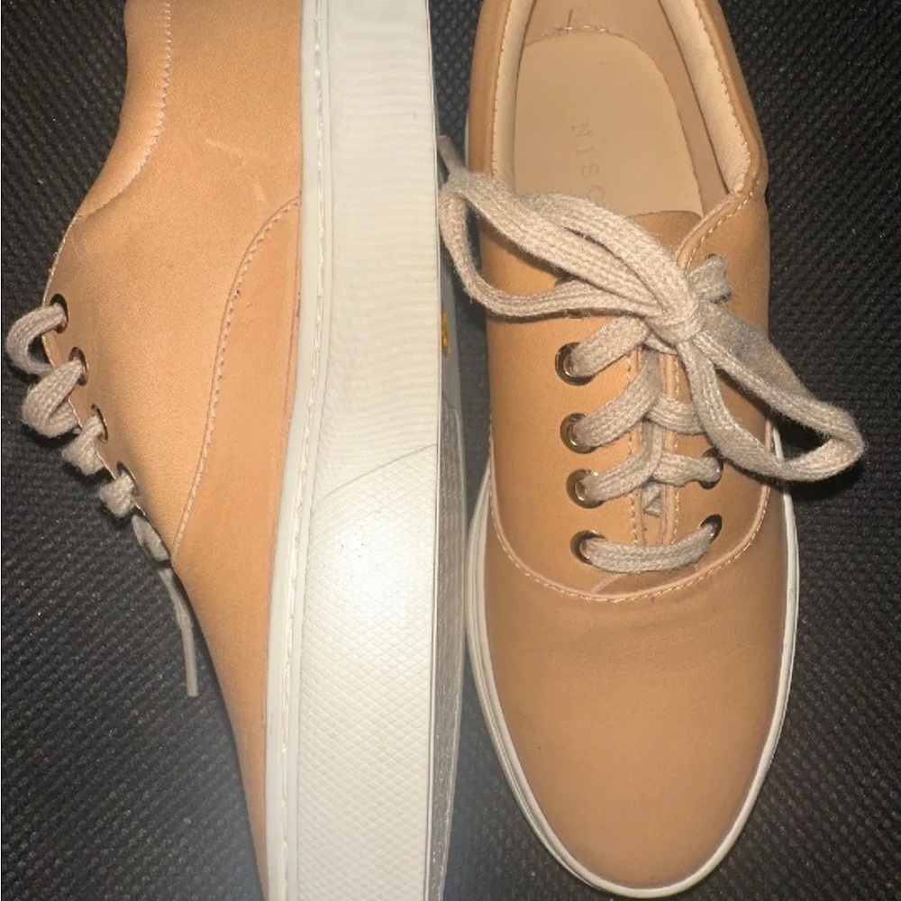 Nisolo Tan and White Sneakers with Minimalist Design